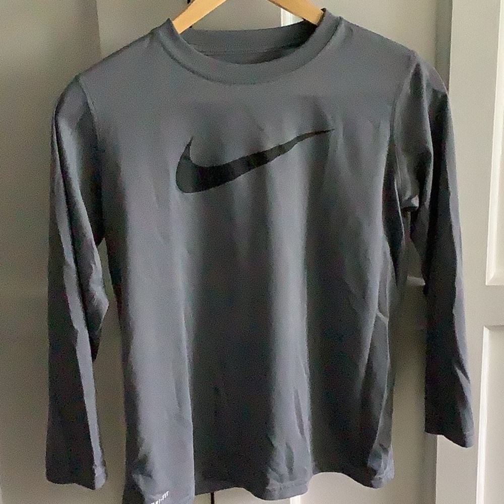 Nike boys medium dry fit shirt